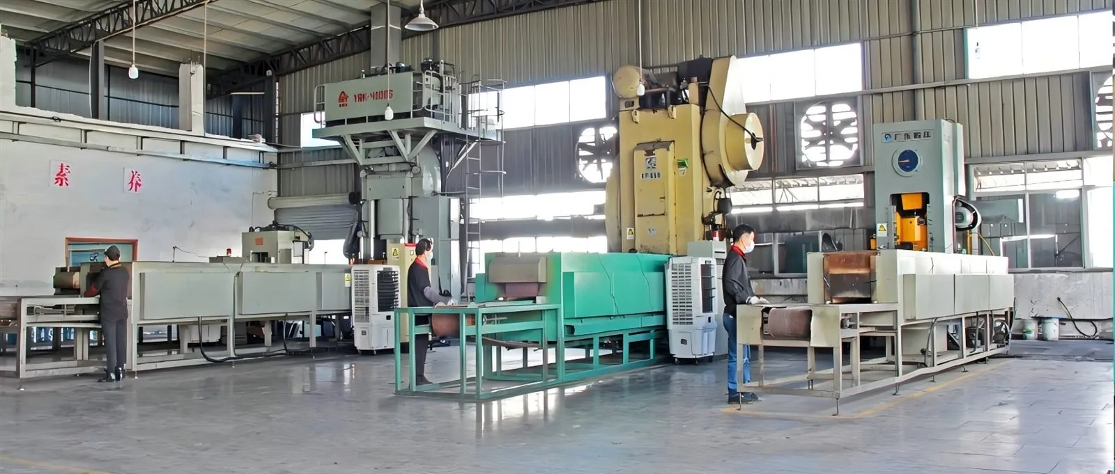 Aluminium forging production line with hot forging presses